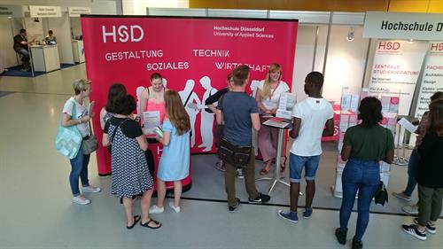 Am Stand der HSD herrschte den ganzen Samstag über reges Treiben – mehrere Tausend interessierte Schülerinnen und Schüler besuchten den Campustag und ließen sich über die vielfältigen Studienangebote beraten. Foto: Michael Kirch